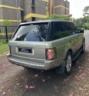 Land Rover Range Rover Vogue 2010 Gold