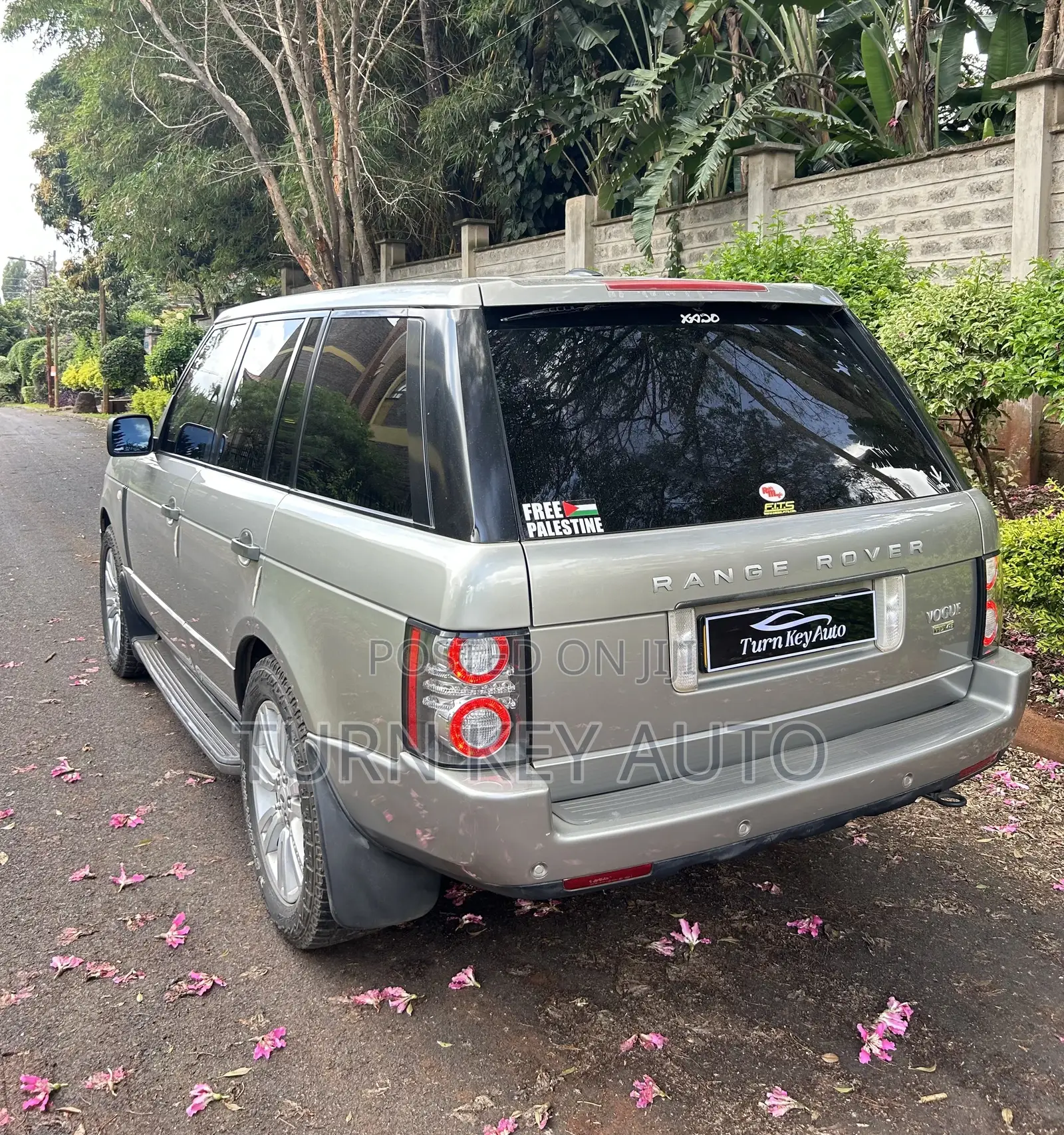 Land Rover Range Rover Vogue 2010 Gold