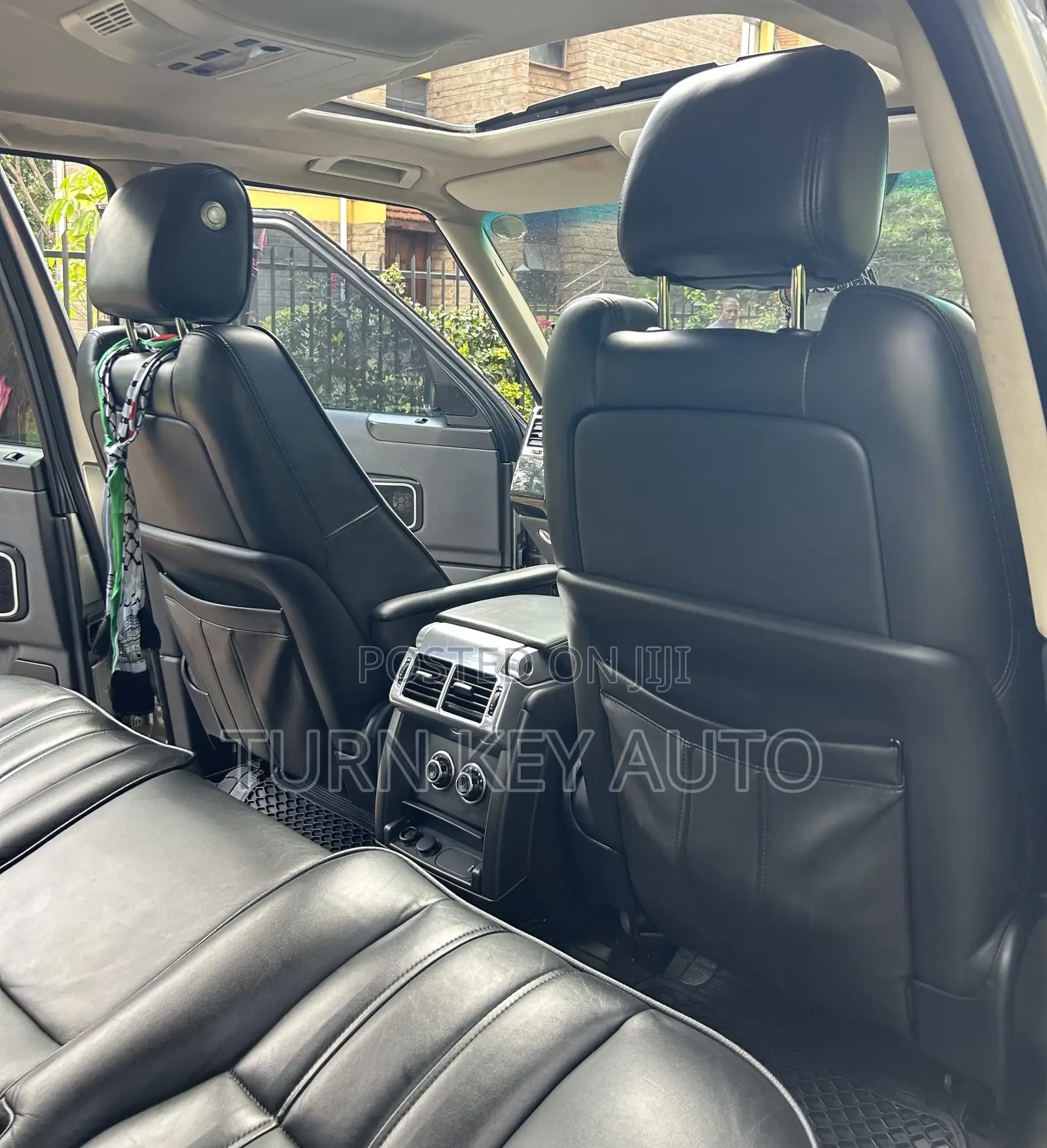 Land Rover Range Rover Vogue 2010 Gold