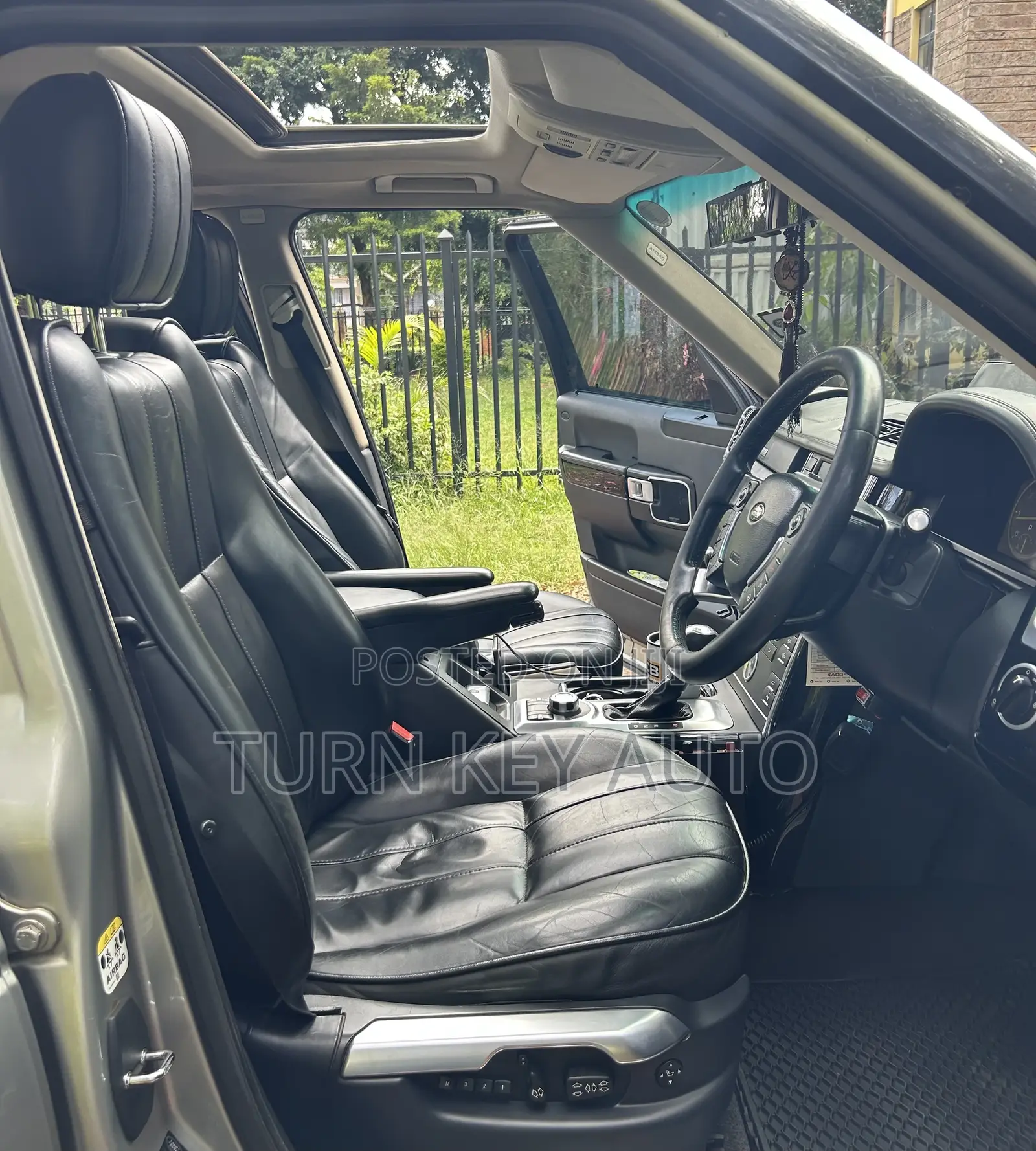 Land Rover Range Rover Vogue 2010 Gold