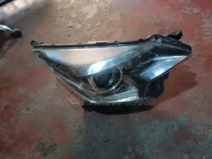 Headlight Toyota Ractis 2015 Xenon