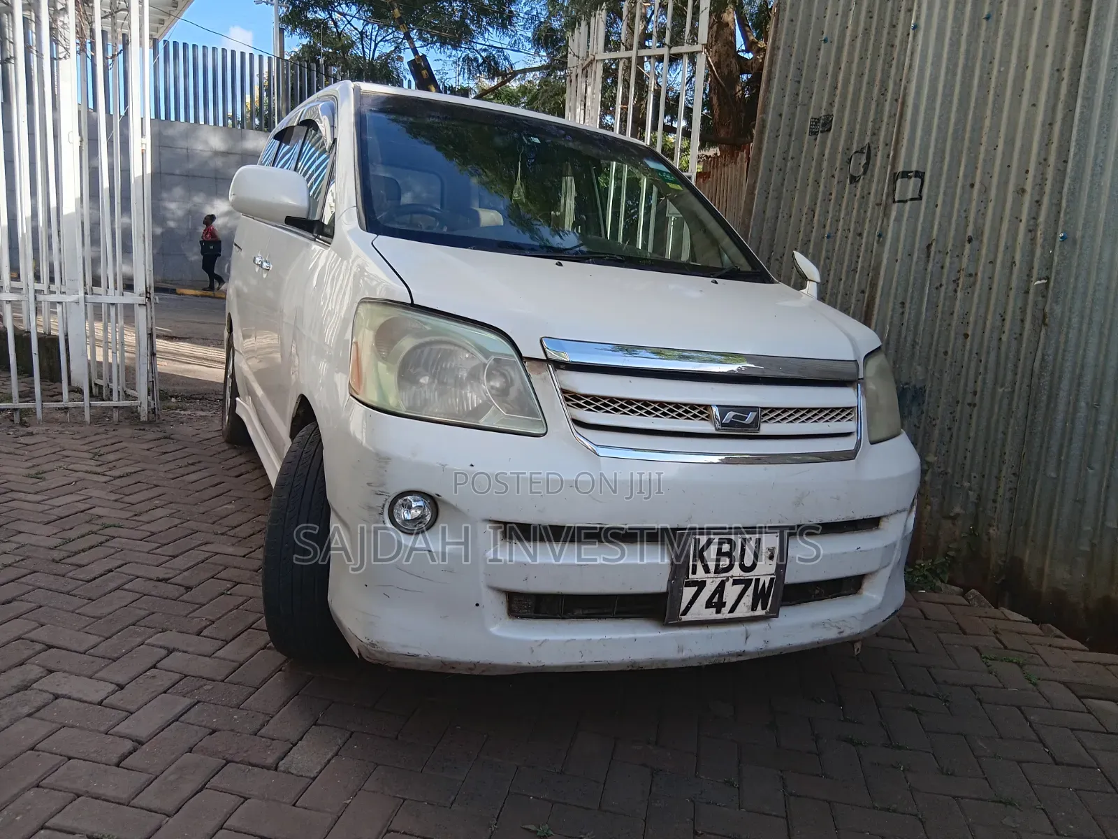 Toyota Noah 2.0 FWD (8 Seater) 2005 White