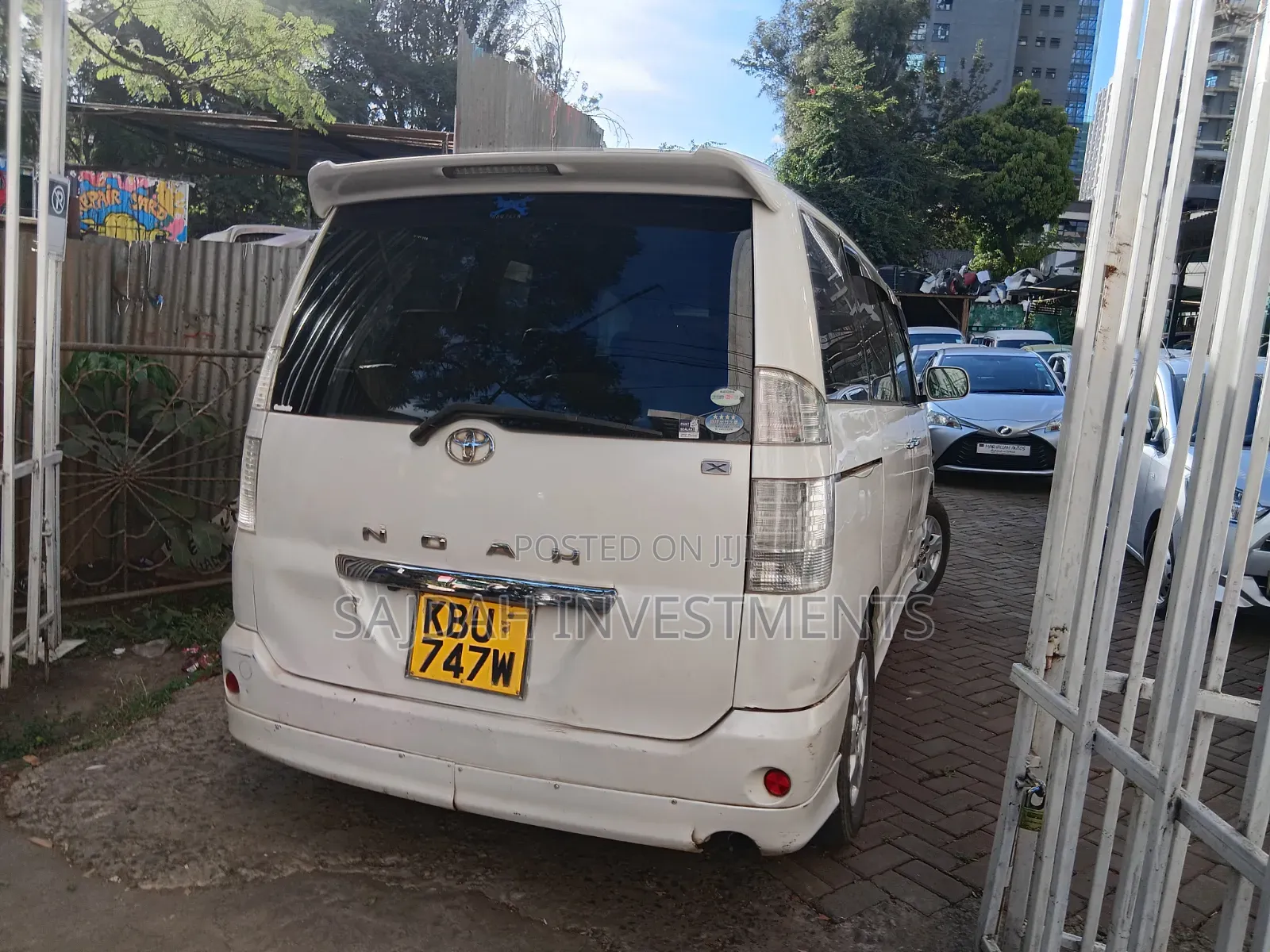 Toyota Noah 2.0 FWD (8 Seater) 2005 White
