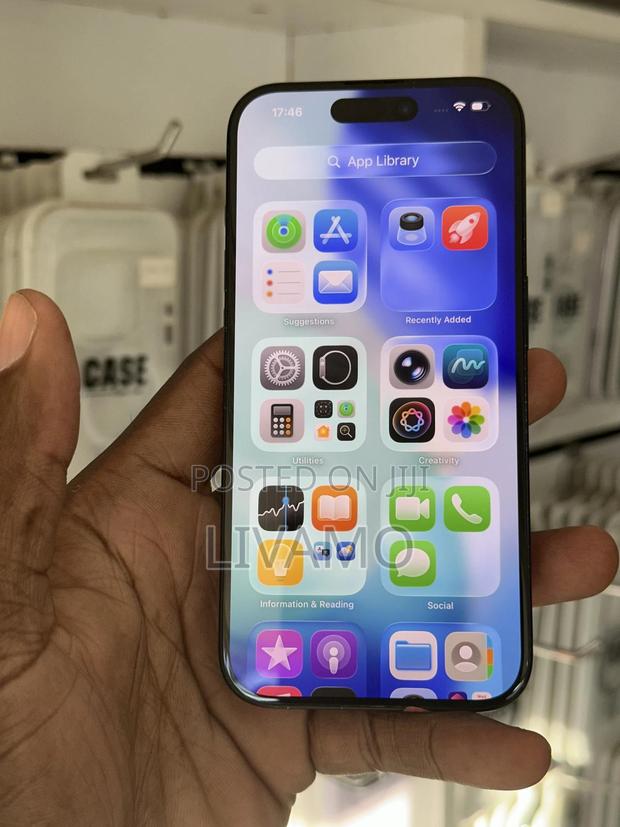 Apple iPhone 15 Pro 256 GB Black - main view