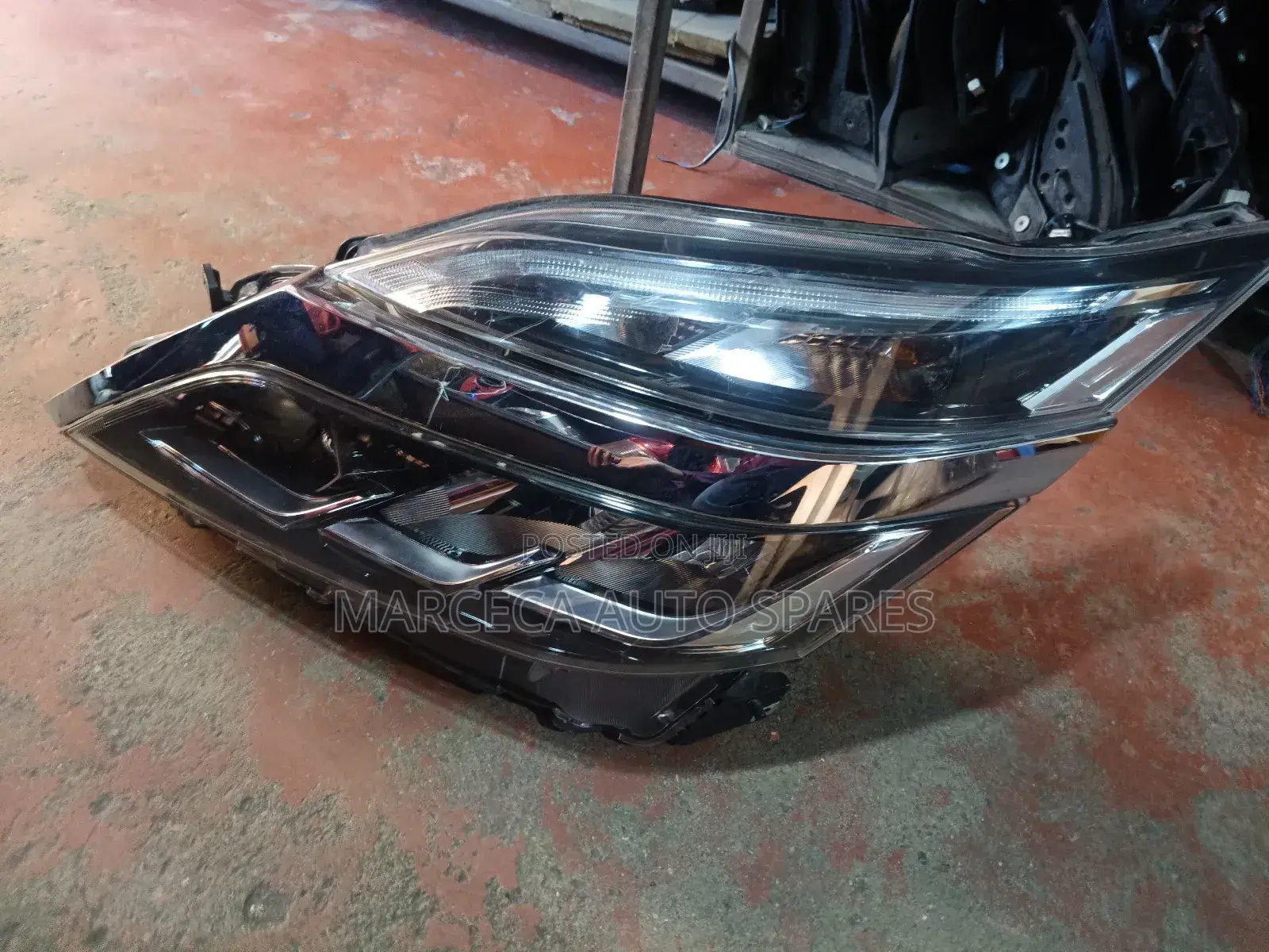 Headlight Nissan Serena 2018 Model Xenon
