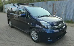 Toyota ISIS 2018 Blue
