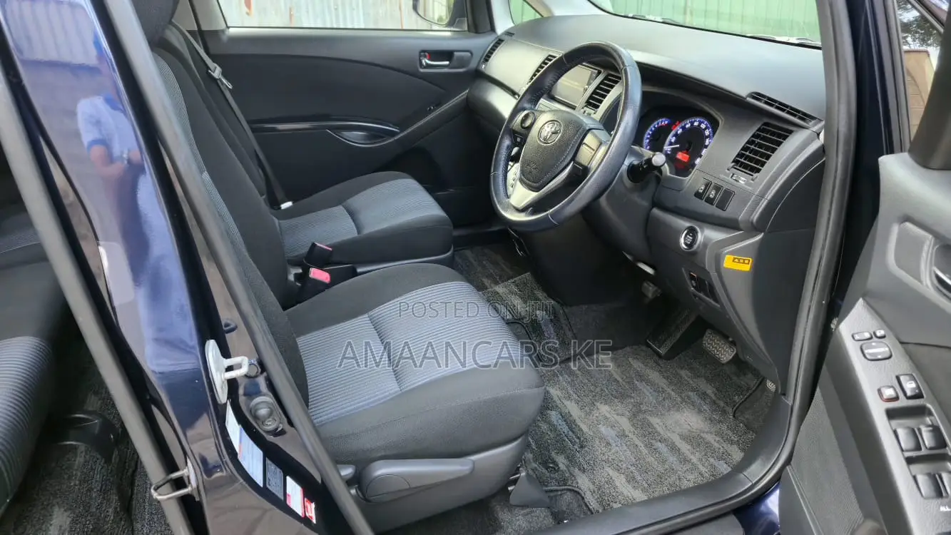Toyota ISIS 2018 Blue