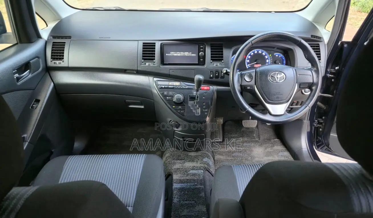 Toyota ISIS 2018 Blue