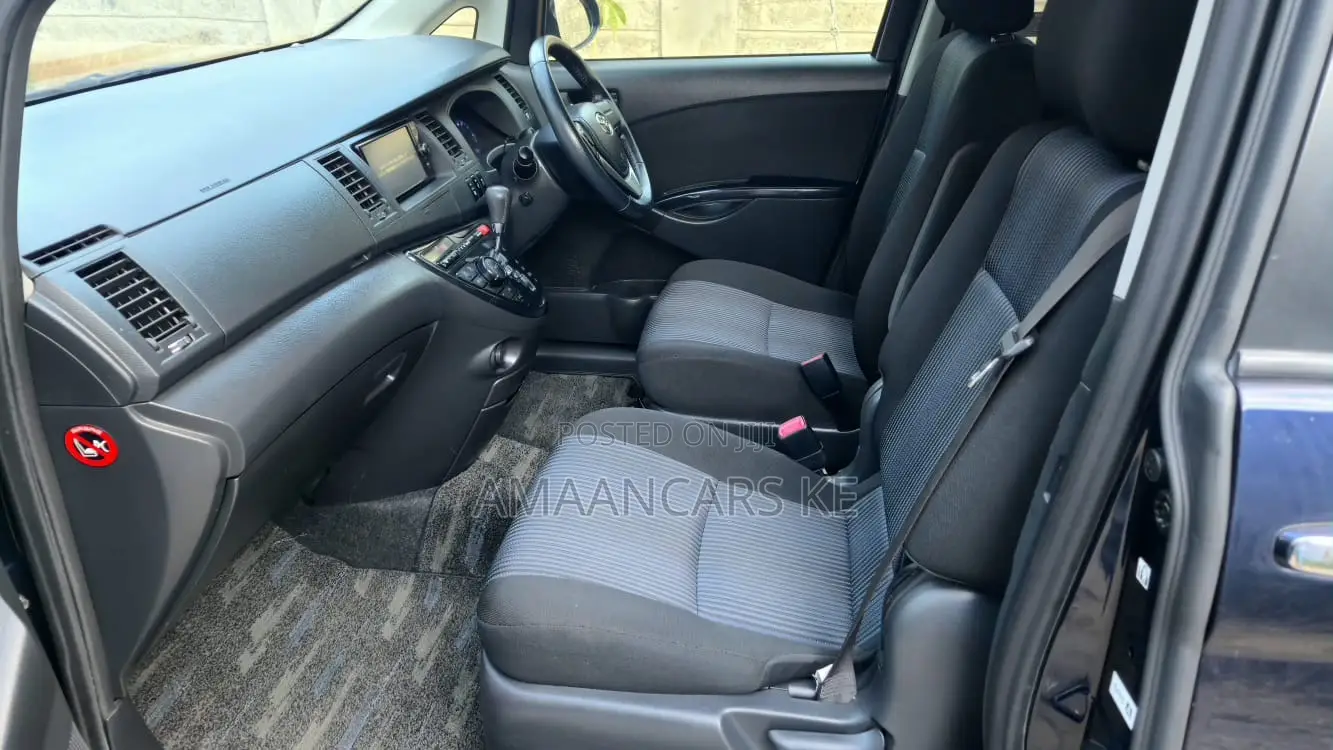 Toyota ISIS 2018 Blue