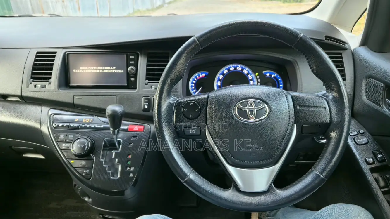 Toyota ISIS 2018 Blue
