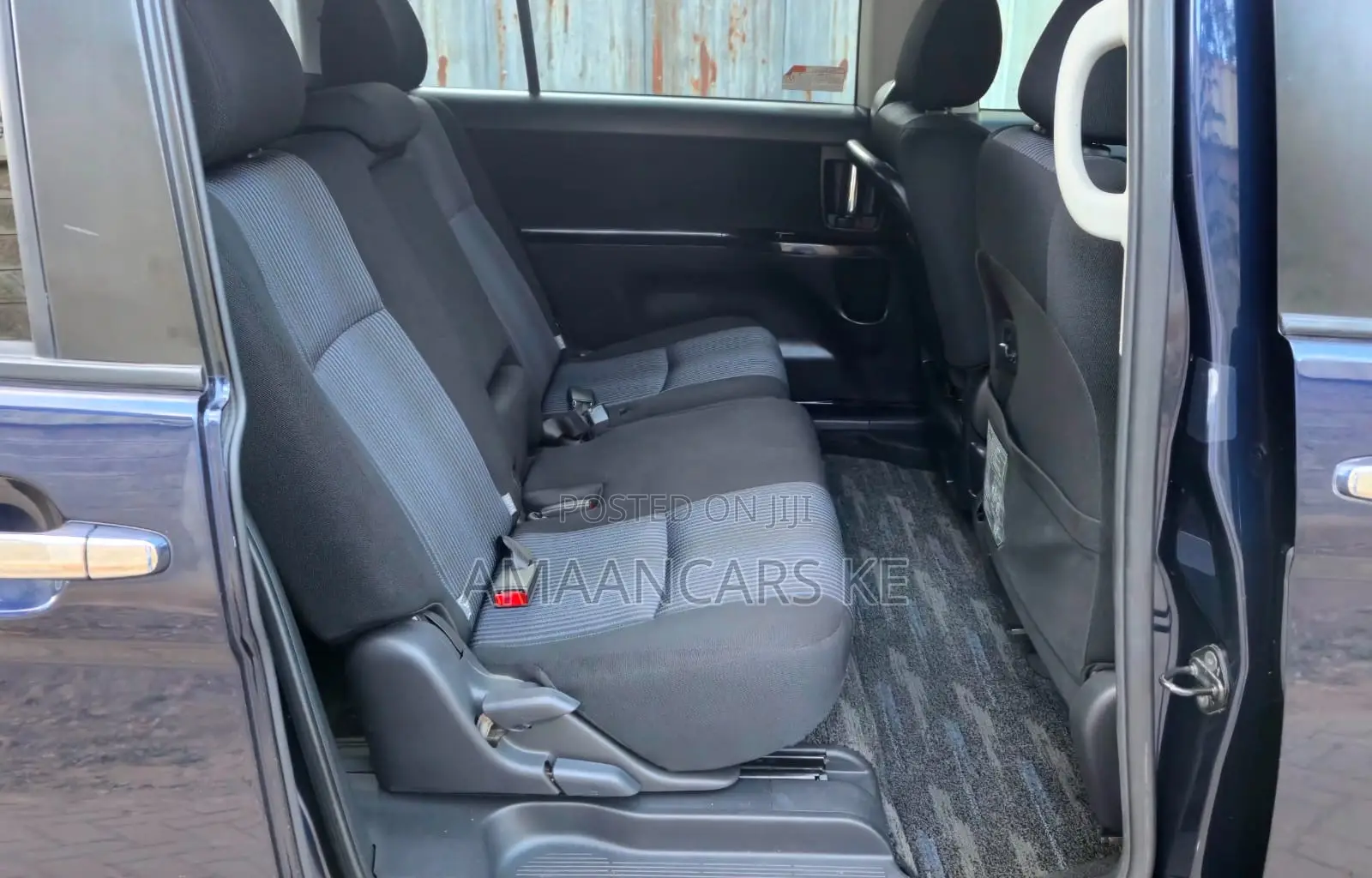 Toyota ISIS 2018 Blue