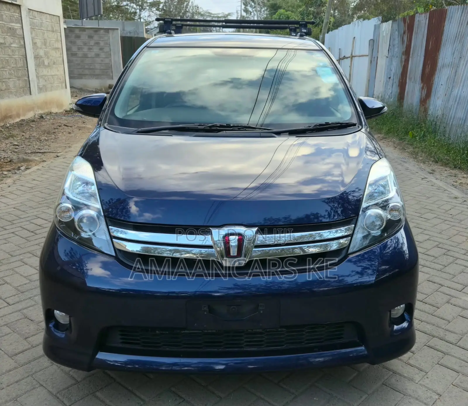 Toyota ISIS 2018 Blue