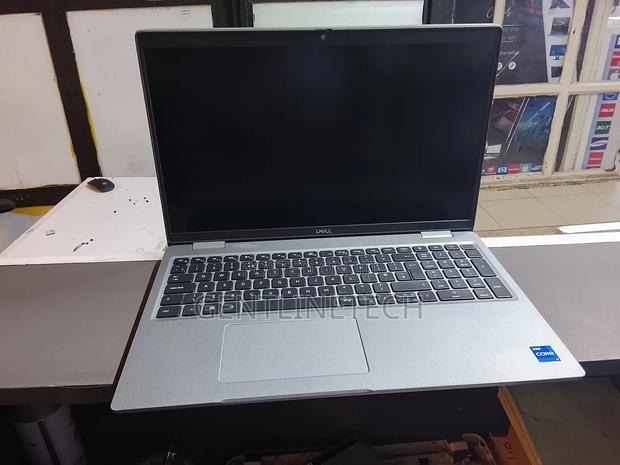 Laptop Dell Latitude 5520 8GB Intel Core i7 SSD 256GB - thumbnail 2