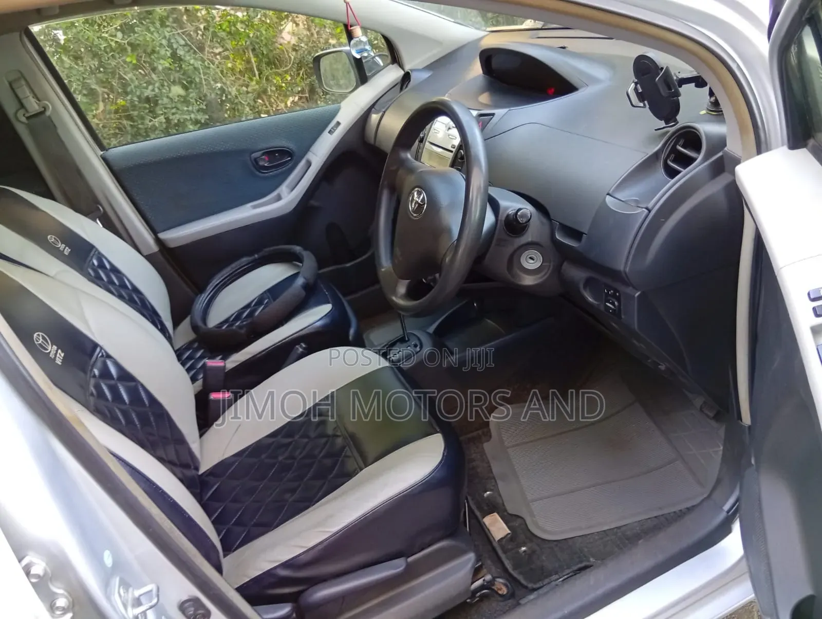 Toyota Vitz 2006 Silver