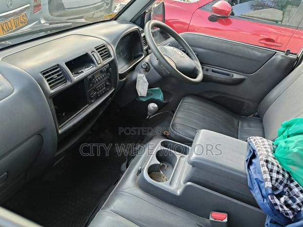 Mazda Bongo 2011 - thumbnail 4