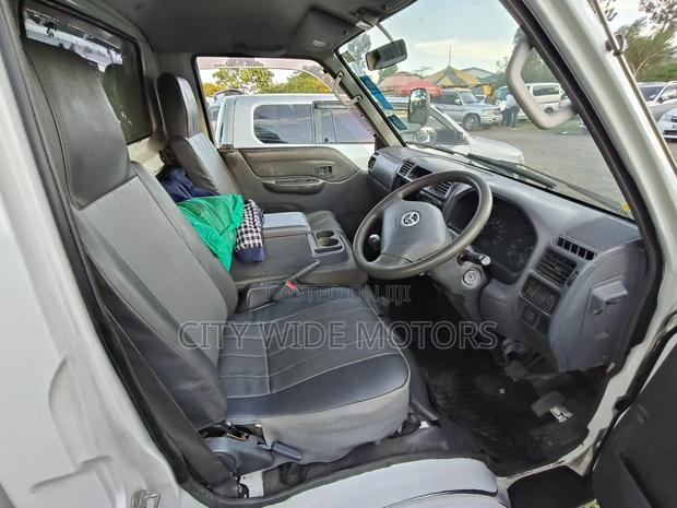 Mazda Bongo 2011 - thumbnail 5