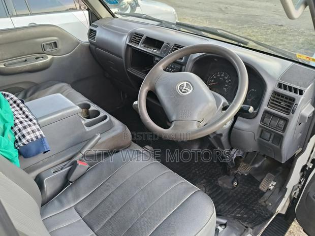 Mazda Bongo 2011 - thumbnail 6