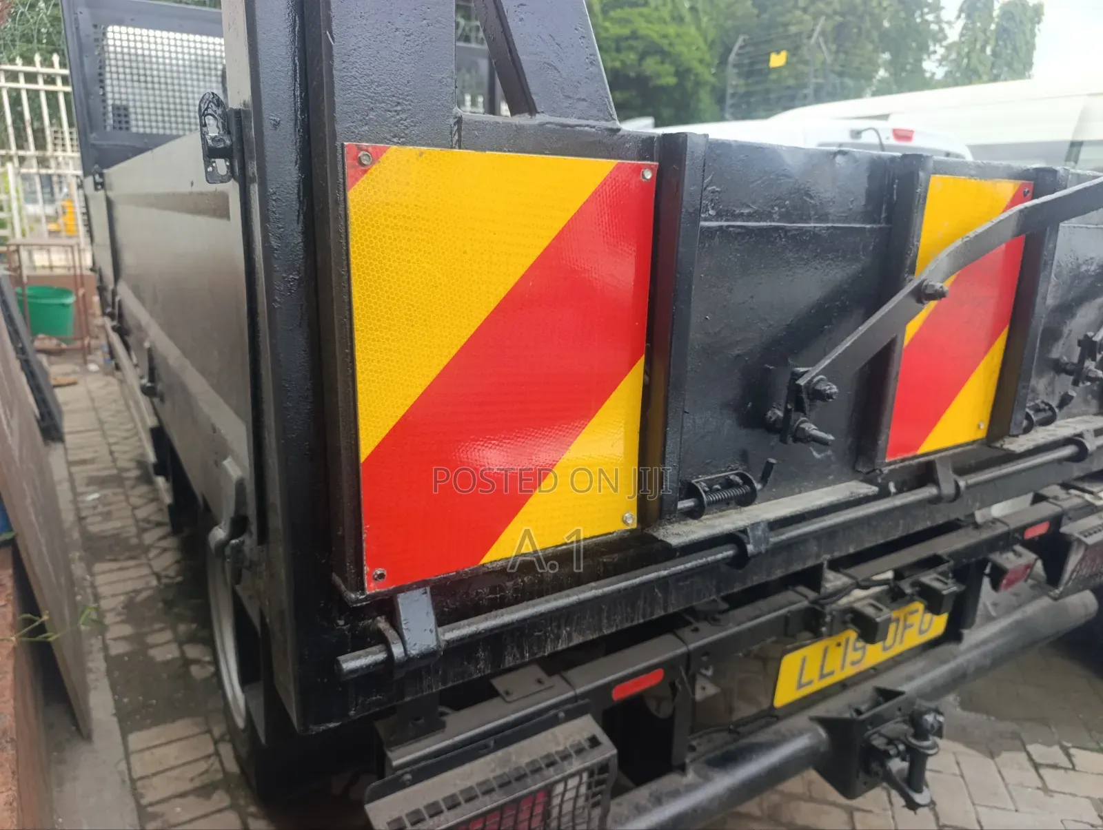 Isuzu Tipper With Front and Back Leaf Springs