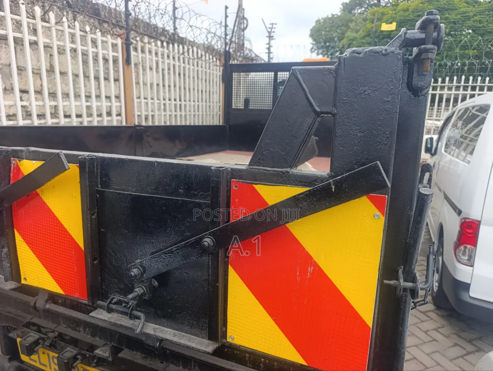 Isuzu Tipper With Front and Back Leaf Springs