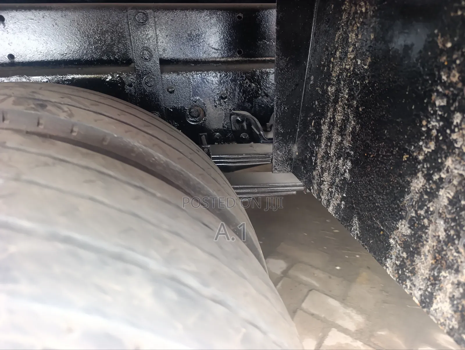Isuzu Tipper With Front and Back Leaf Springs
