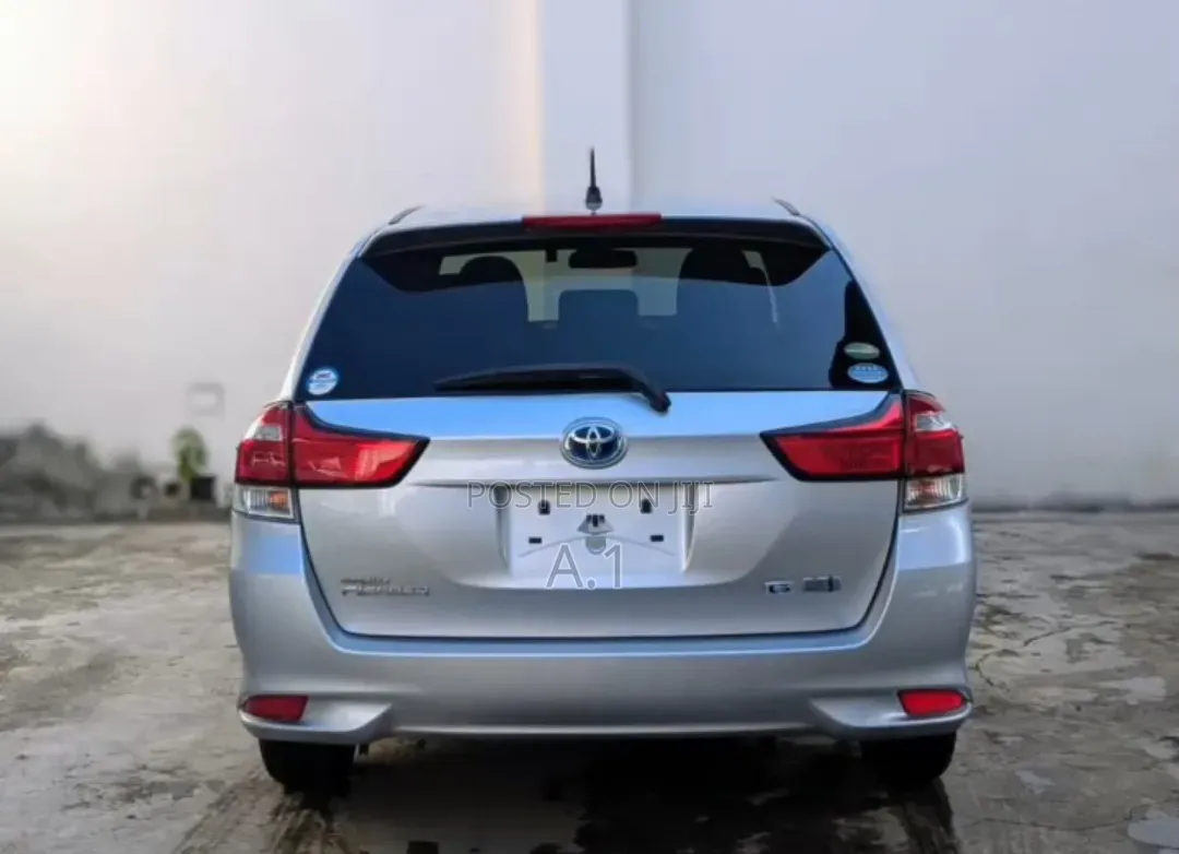 Toyota Corolla Fielder 1.5 Hybrid FWD 2019 Silver