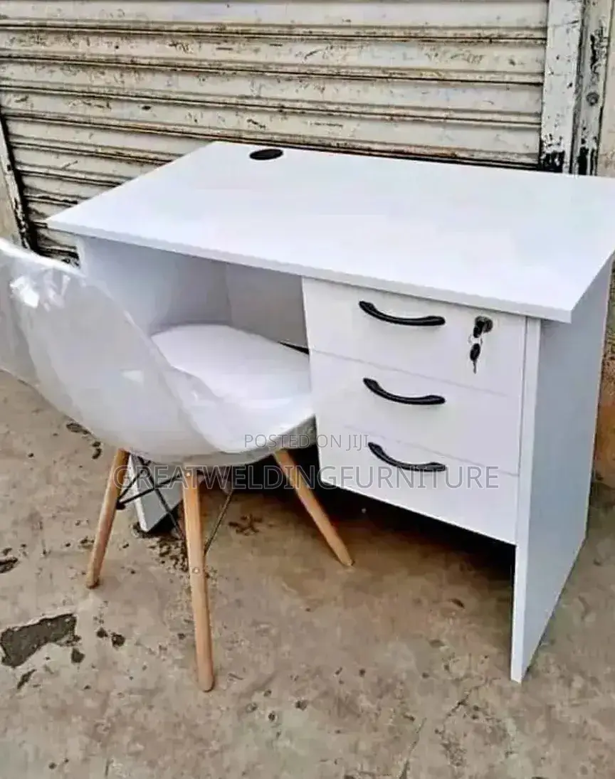 Office Desk 0.9m With Eames