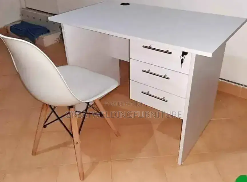 Office Desk 0.9m Eames Chair