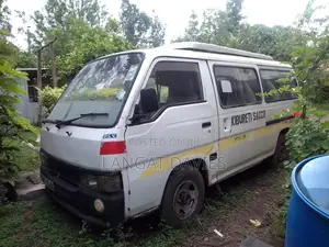 Nissan Caravan (Urvan) 1995 Beige