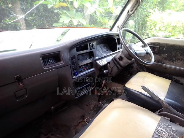 Nissan Caravan (Urvan) 1995 Beige - thumbnail 3