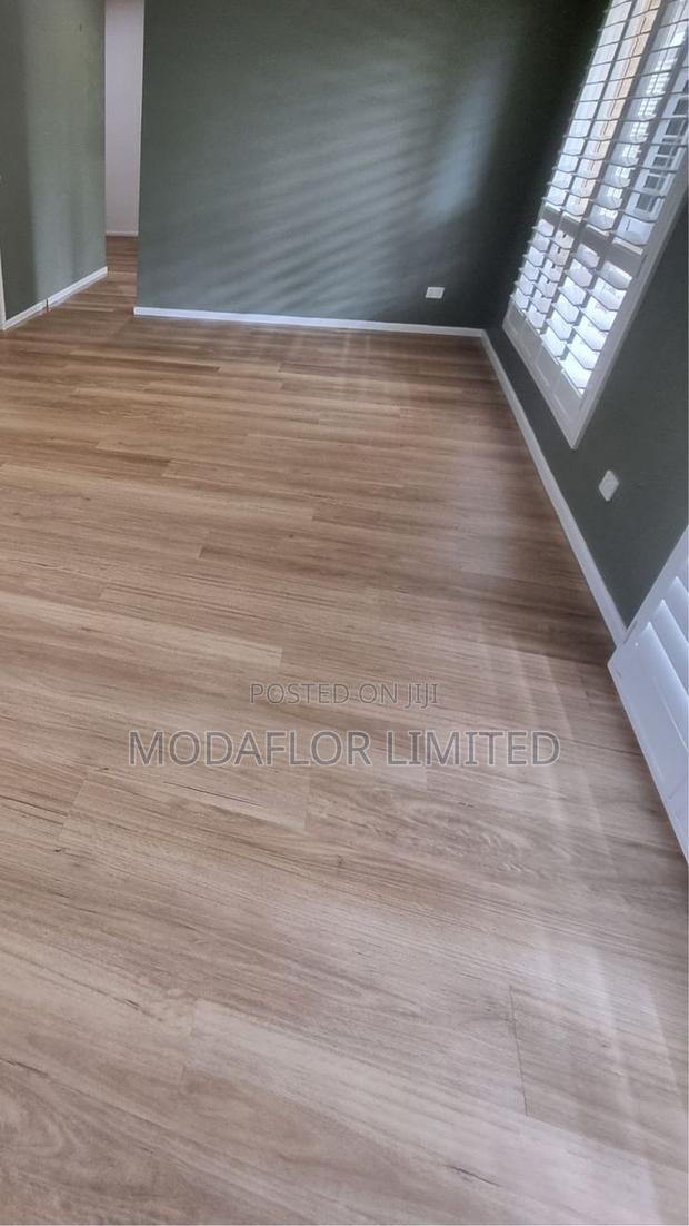 Vinyl Carpet Wood Finish for Bedsitters and Modern Indoor Use