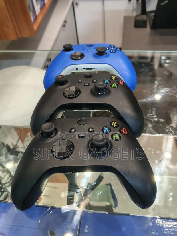 Xbox Series Controllers Available - Slightly Used in Perfect Condition - thumbnail 2