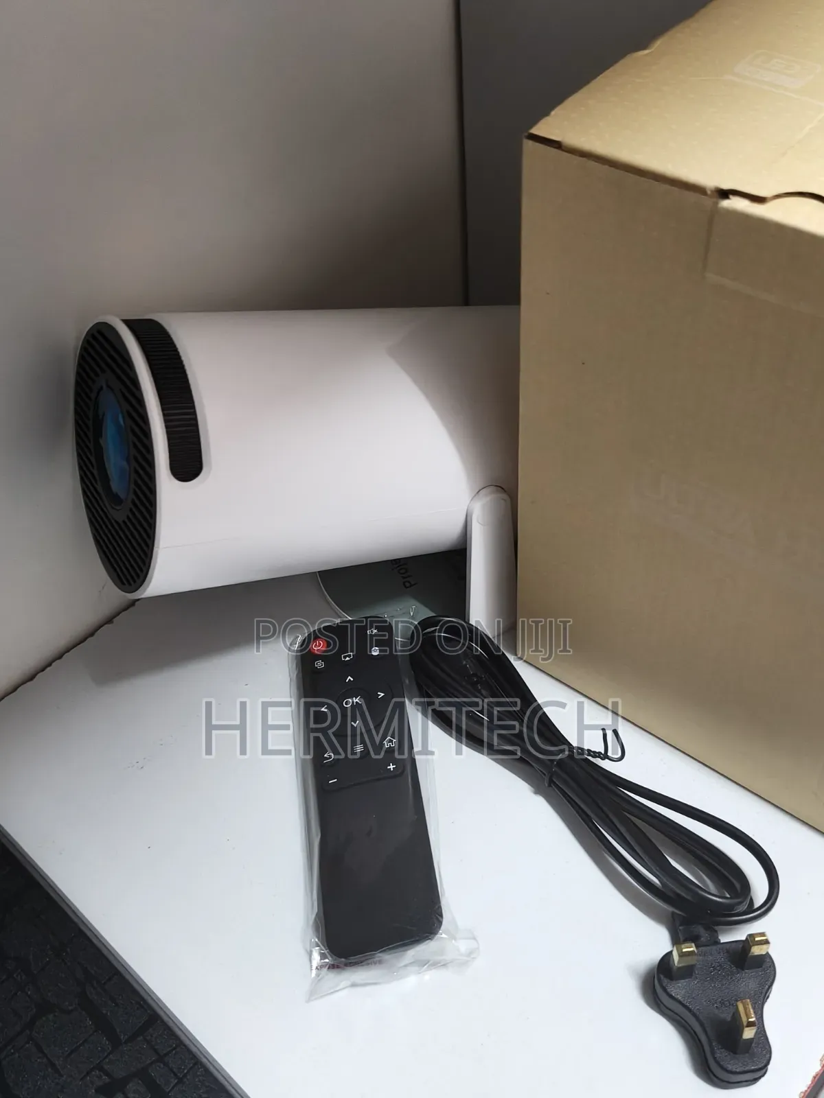Wireless Screen Projector With Wifi and Bluetooth Hdmi Usb Sd Slots
