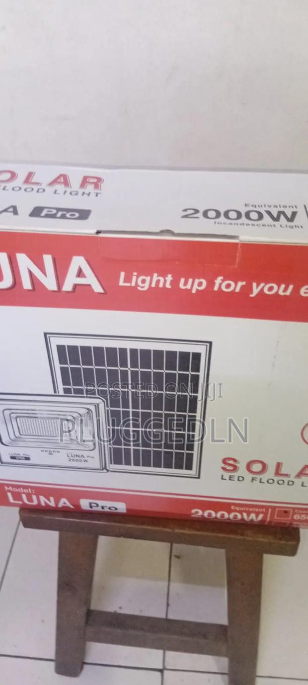 2000-watt Luna Solar Flood Light - main view