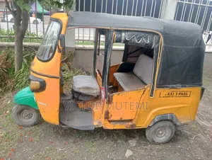 Piaggio 2021 Yellow