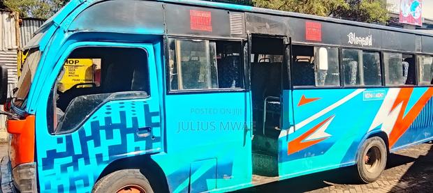 Isuzu NQR 2016 Blue - thumbnail 2