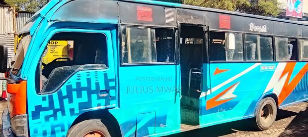 Isuzu NQR 2016 Blue - thumbnail 3