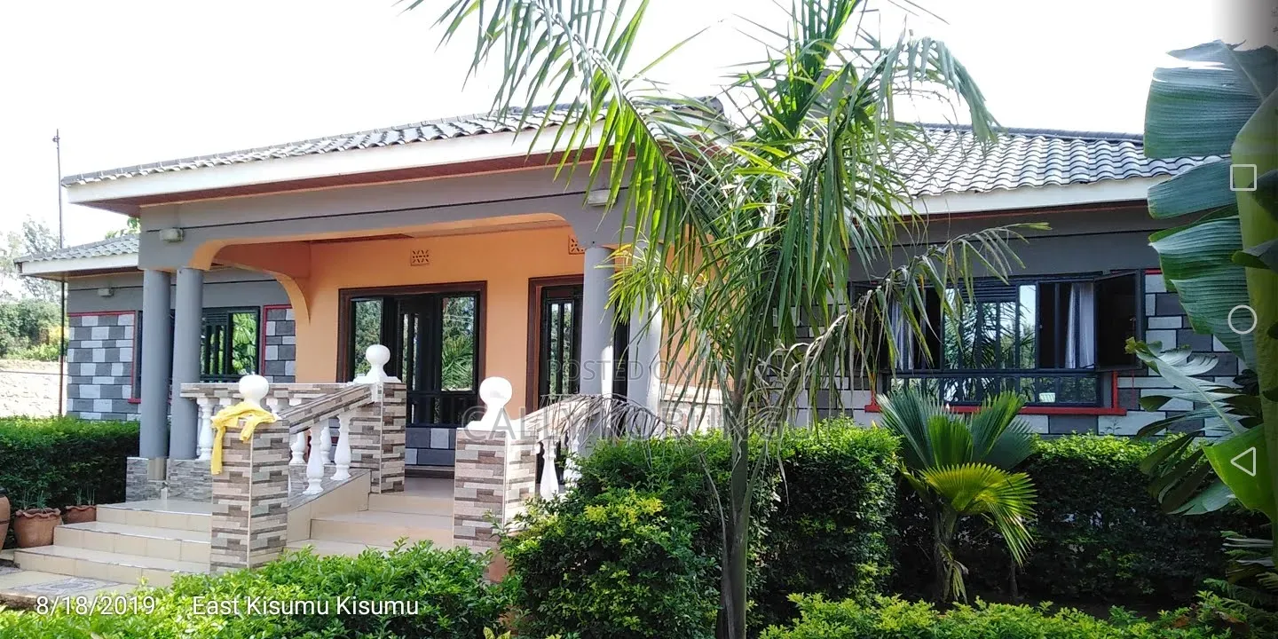 4bdrm Maisonette in Riat, Kogony for sale