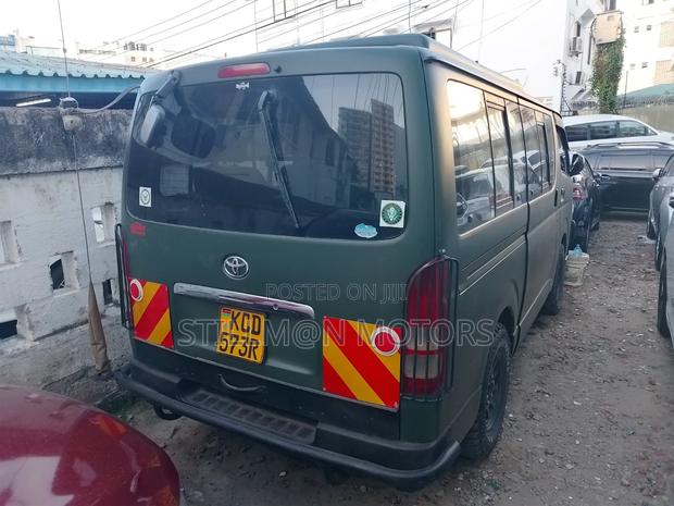 Toyota HiAce 2010 Green - thumbnail 10
