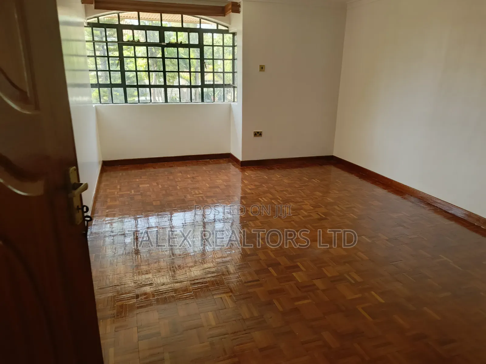 5bdrm Mansion in Call Me, Runda for rent