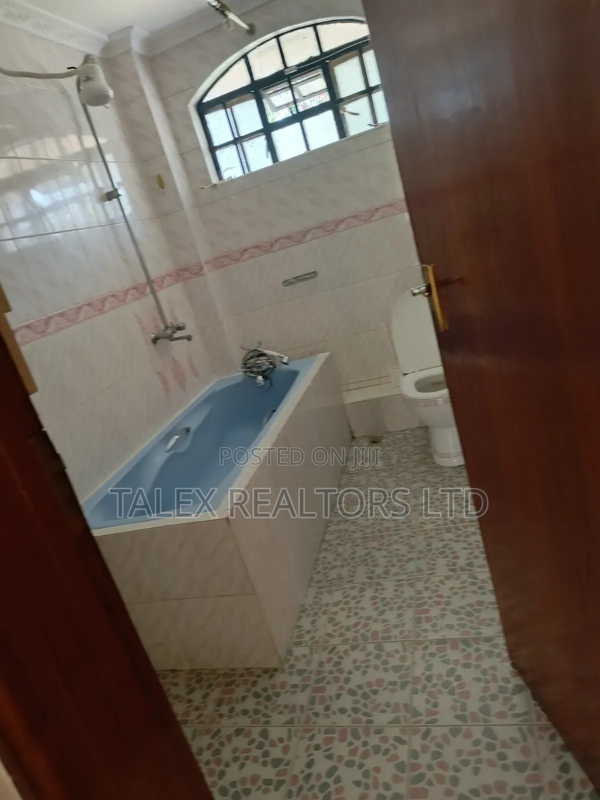 5bdrm Mansion in Call Me, Runda for rent