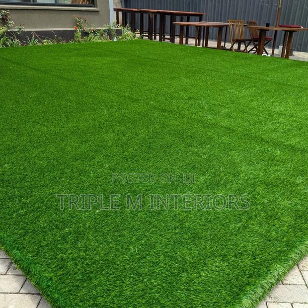 Durable Outdoor Green Grass Carpet for Homes Gardens