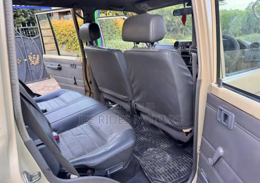 Toyota Land Cruiser 2010 White