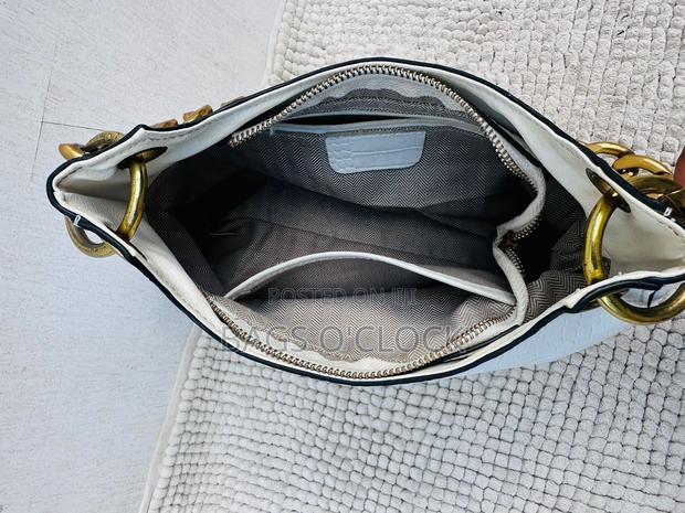 Hic White Crocodile-Embossed Shoulder Bag With Gold Chain Strap - thumbnail 3