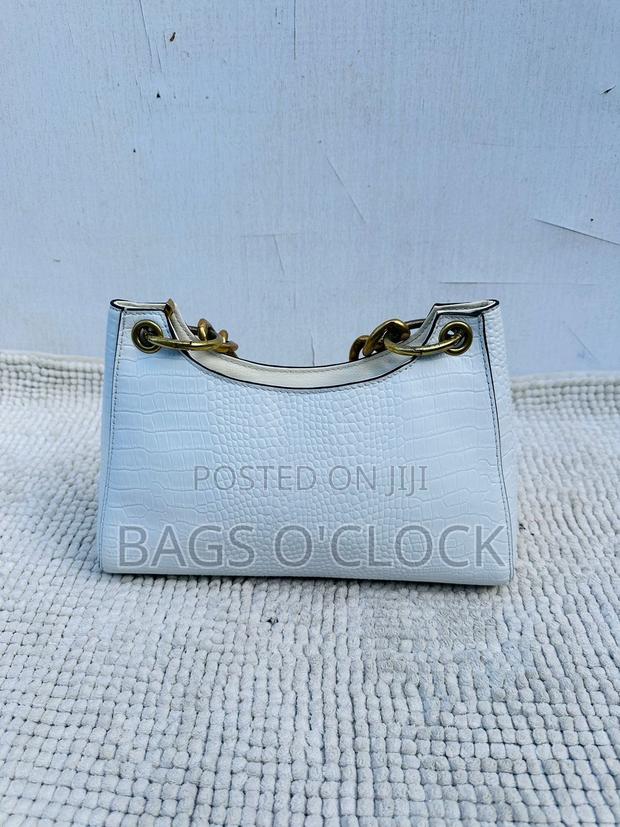 Hic White Crocodile-Embossed Shoulder Bag With Gold Chain Strap - thumbnail 4