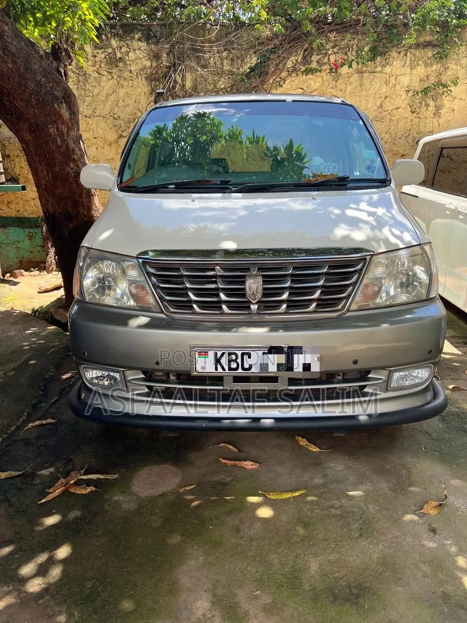 Toyota Grand HiAce 2000 White