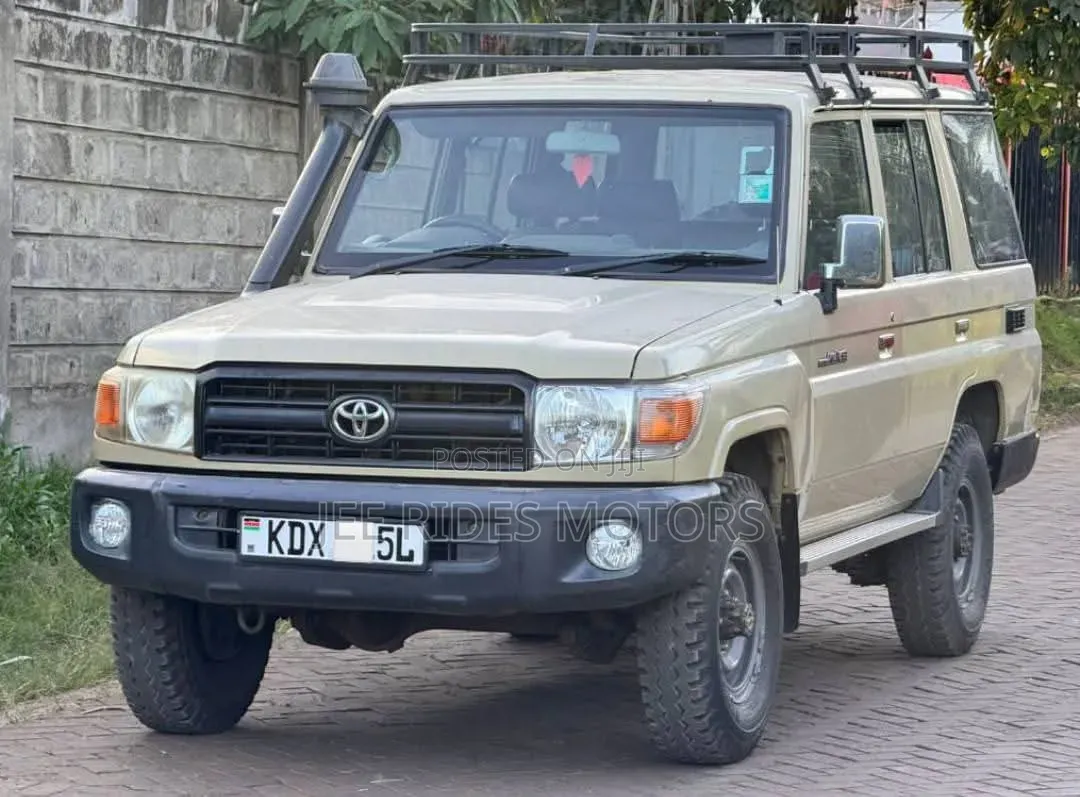 Toyota Land Cruiser 2010 White
