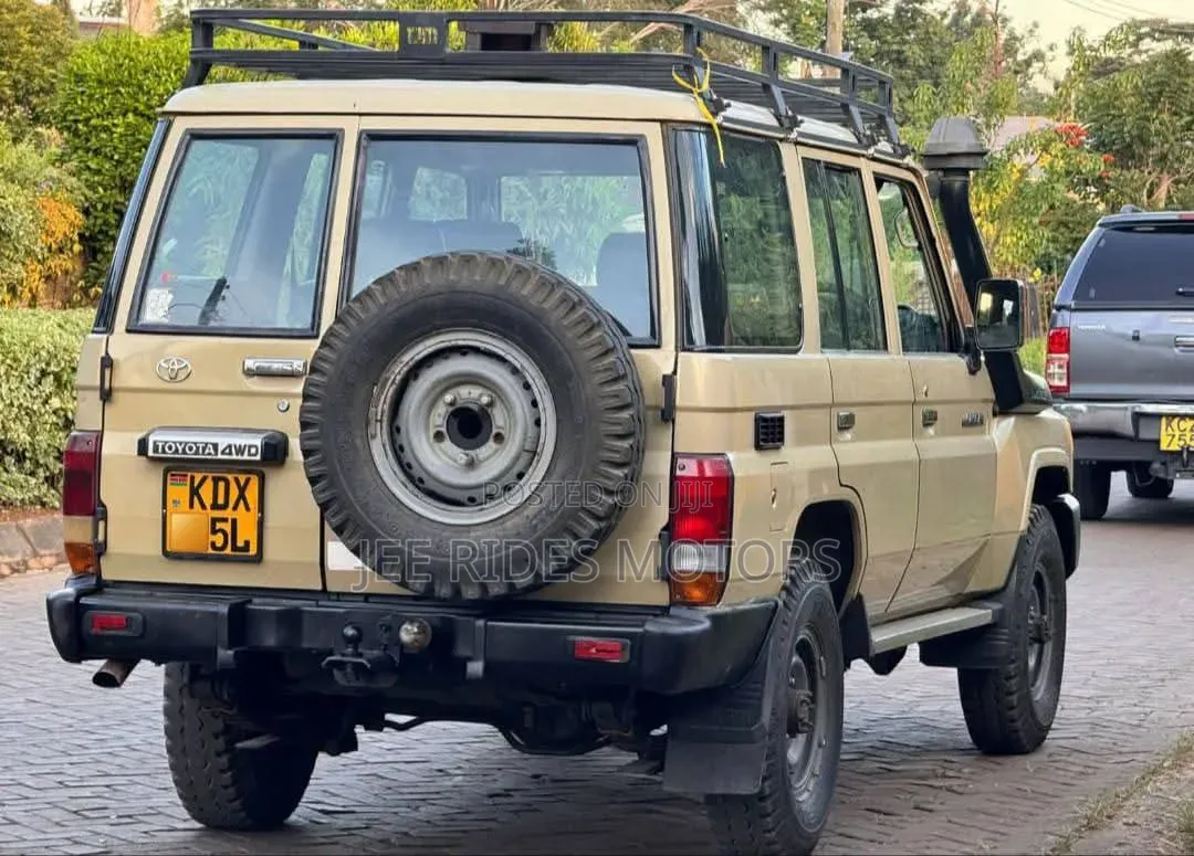 Toyota Land Cruiser 2010 White