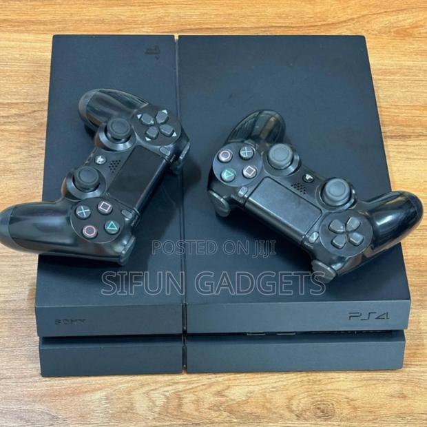 Ps4 Standard Ex Uk Chipped With 10 Games + 2 Original Controllers