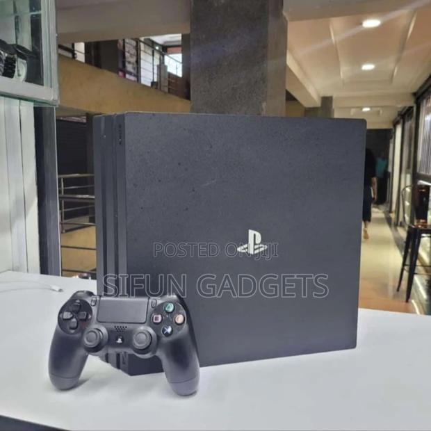 Ps4 Pro Chipped With 17 Games + Controllers