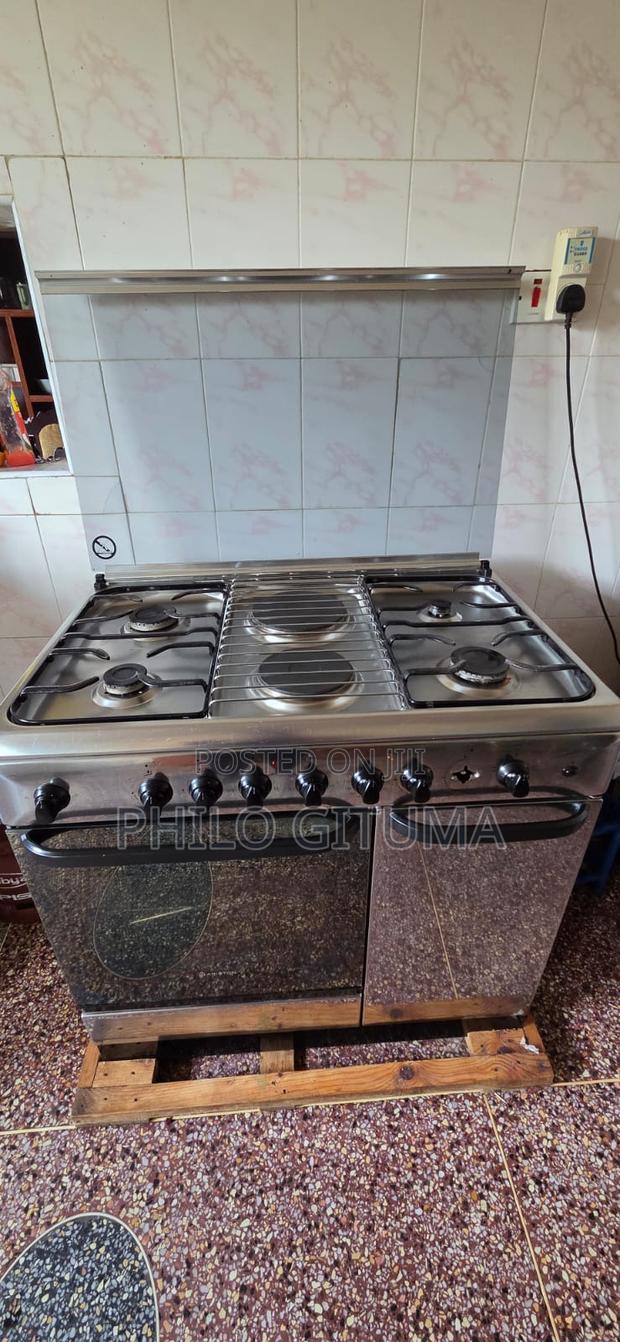 Ariston Premium Cooker – 4 Gas Burners + 2 Electric Plates